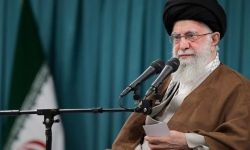 المرشد الأعلى خامنئي يعفو ويخفف الأحكام عن 1705 محكومين